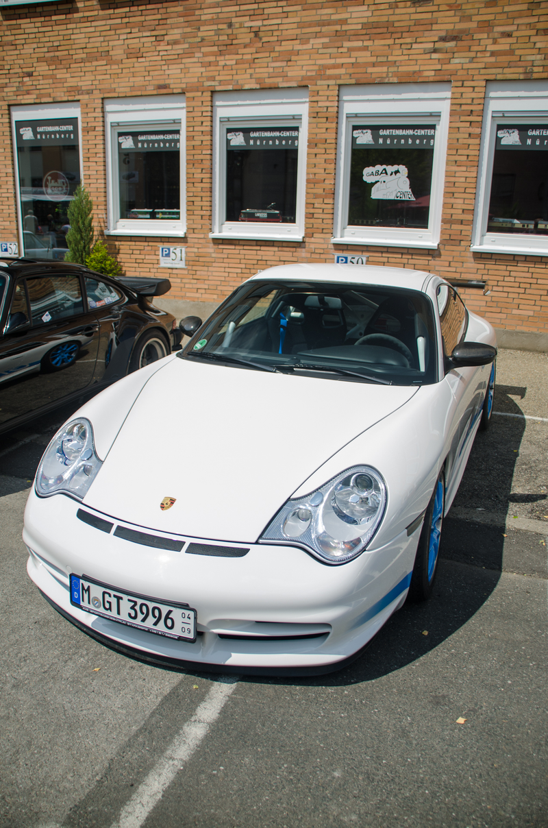 Illustration for article titled Photodump: A classic Porsche car meet.